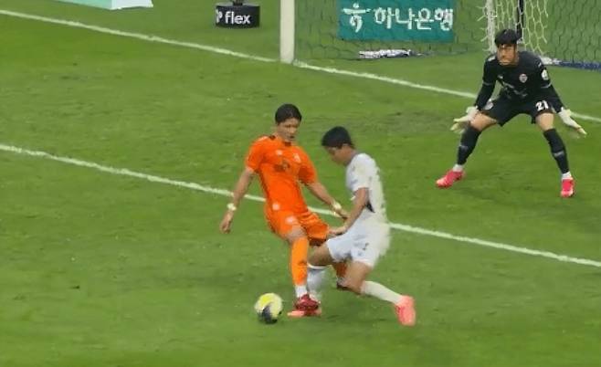 이 쉬운 장면을 심판 3명이 모두 못 봤다? 오심 인정에도 풀리지 않는 의혹[SS포커스]