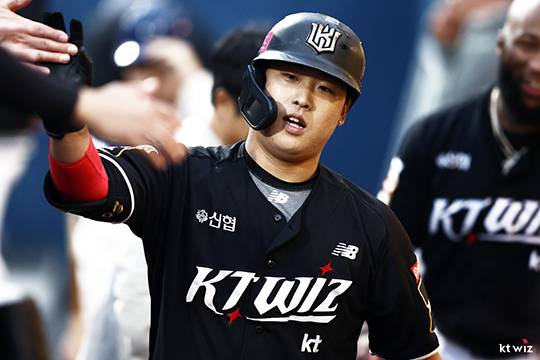 롯데에 딱 맞는 FA 대어는 박찬호? 서울팀·원소속팀 프리미엄 이기려면 큰 베팅 필요한데...과연 지갑 열까 [스춘 이슈분석]