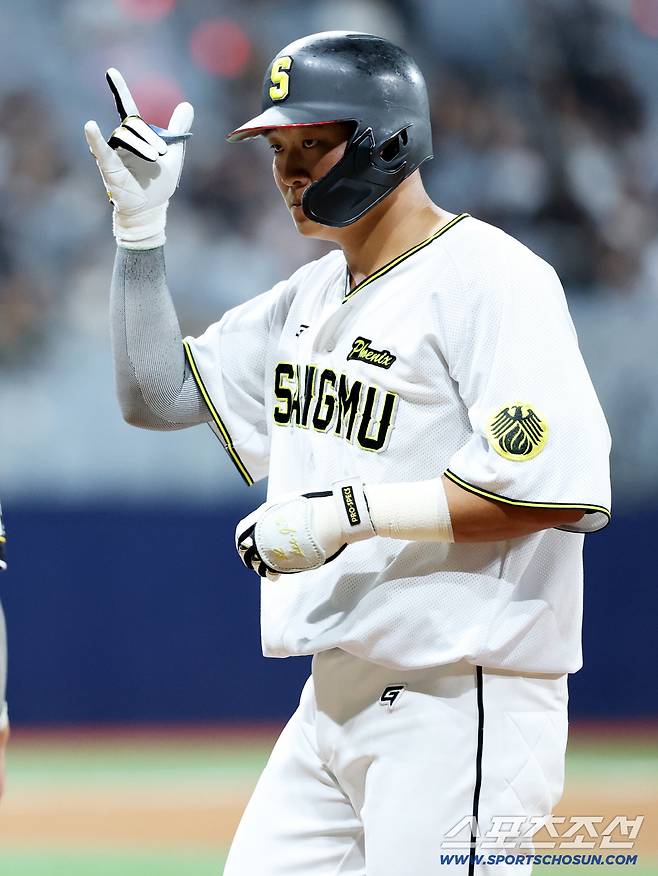 LG 더 무서워진다고?…문동주 155㎞ 직구를 홈런으로, '잠실 빅보이' 예고편 제대로 보여줬다