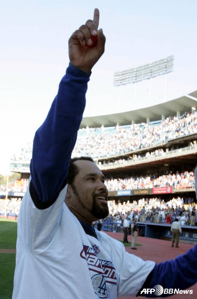 하늘로 떠난 전 KIA 외인, 4631억 日 투수 역투에 21년 만에 소환되다
