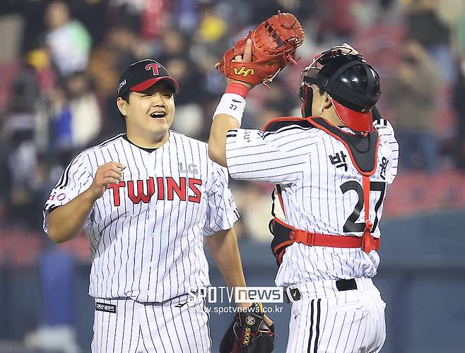 장현식 150㎞ 직구 어디두고 포크볼만 난사…LG는 다 생각이 있구나, 바뀐 게 있었다
