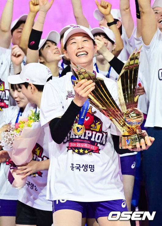 ‘구단 최초 사례’ 흥국생명, 왜 김연경 ‘10’ 영구결번 지정했나…“그의 헌신과 업적 기린다”