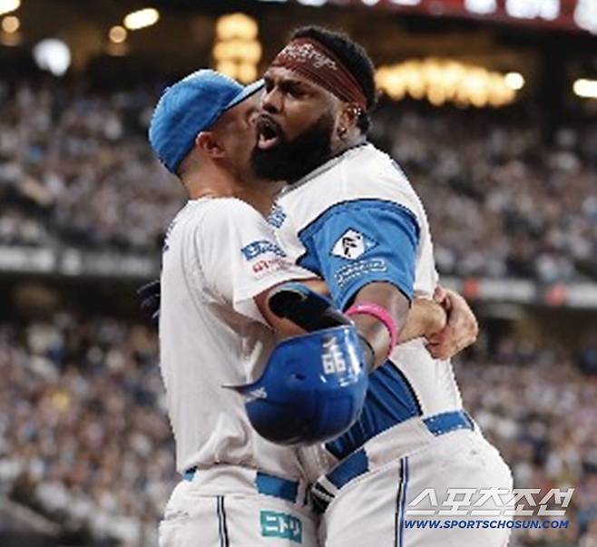 저런 외국인 타자 못 데려오나, 시속 155km 강속구 밀어쳐 우월 홈런, 가을야구 타율 '0.636' 홈런-타점왕은 쉬지 않는다[민창기의 일본야구]