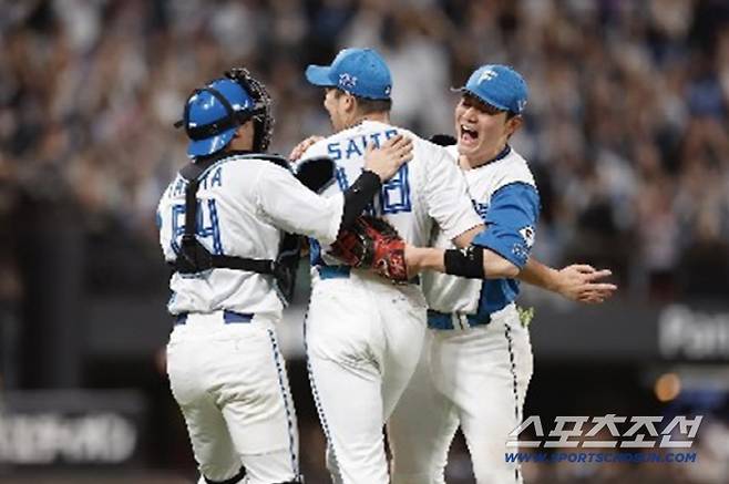 저런 외국인 타자 못 데려오나, 시속 155km 강속구 밀어쳐 우월 홈런, 가을야구 타율 '0.636' 홈런-타점왕은 쉬지 않는다[민창기의 일본야구]