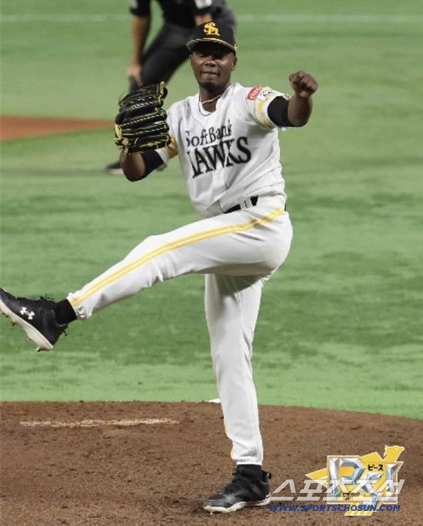 저런 외국인 타자 못 데려오나, 시속 155km 강속구 밀어쳐 우월 홈런, 가을야구 타율 '0.636' 홈런-타점왕은 쉬지 않는다[민창기의 일본야구]