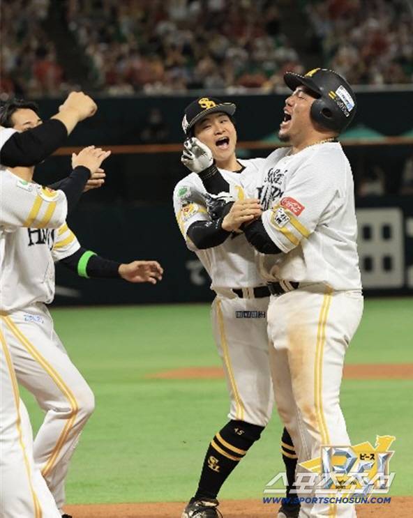 저런 외국인 타자 못 데려오나, 시속 155km 강속구 밀어쳐 우월 홈런, 가을야구 타율 '0.636' 홈런-타점왕은 쉬지 않는다[민창기의 일본야구]