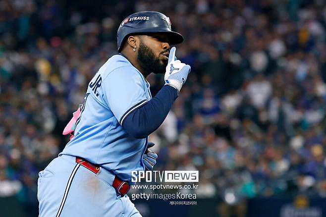 9번타자가 사고쳤다, 토론토 홈런쇼에 시애틀 5회 항복 선언…사이영 위너 비버 1104일 만의 PS 승리