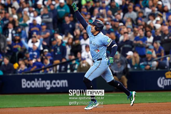 9번타자가 사고쳤다, 토론토 홈런쇼에 시애틀 5회 항복 선언…사이영 위너 비버 1104일 만의 PS 승리