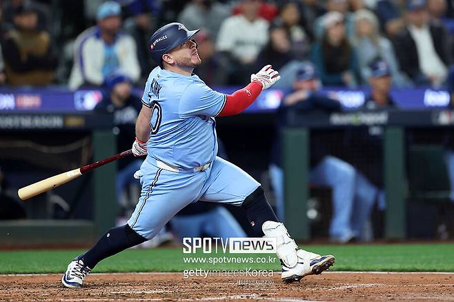9번타자가 사고쳤다, 토론토 홈런쇼에 시애틀 5회 항복 선언…사이영 위너 비버 1104일 만의 PS 승리