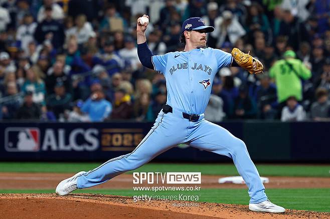 9번타자가 사고쳤다, 토론토 홈런쇼에 시애틀 5회 항복 선언…사이영 위너 비버 1104일 만의 PS 승리