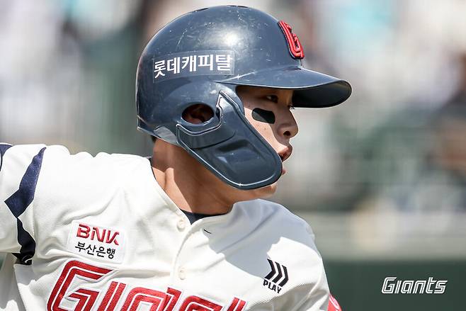 롯데 FA 박찬호 관심 소문에 자극 받았나…김태형이 공인한 '수비 1등' 유망주 홈런 시위, 미래의 주전 예약하나