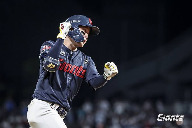 롯데 FA 박찬호 관심 소문에 자극 받았나…김태형이 공인한 '수비 1등' 유망주 홈런 시위, 미래의 주전 예약하나