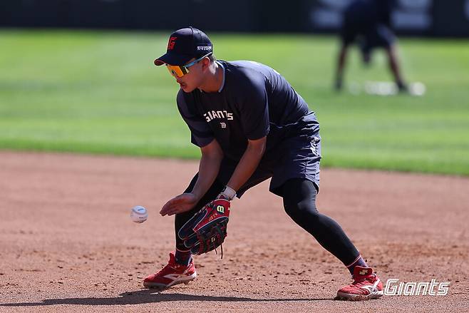 롯데 FA 박찬호 관심 소문에 자극 받았나…김태형이 공인한 '수비 1등' 유망주 홈런 시위, 미래의 주전 예약하나