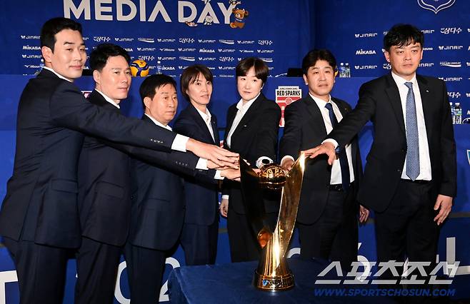 '김연경 은퇴' 흥국생명 자존심 상하네, '기업은행·도로공사' 2강 체제 예고…