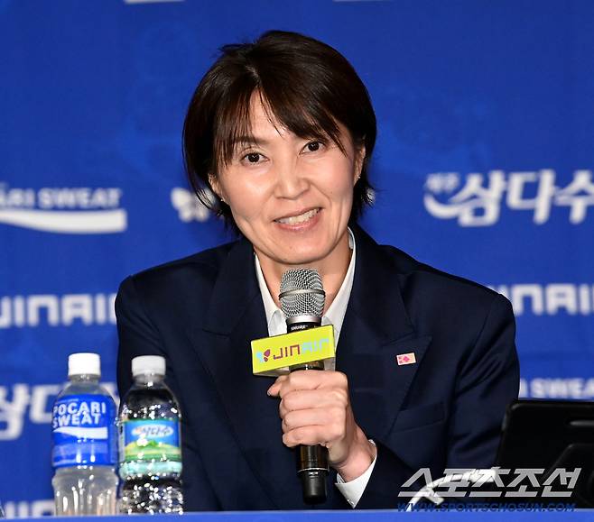 '김연경 은퇴' 흥국생명 자존심 상하네, '기업은행·도로공사' 2강 체제 예고…