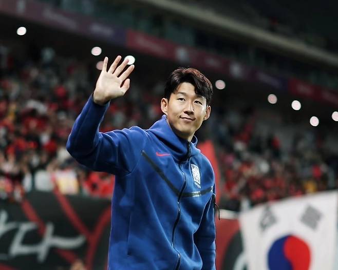 “손흥민, 진짜 미워할 수가 없다” 또 ‘인성 극찬’ 나왔다 머리에 ‘SONNY’ 스크래치한 아이에게 보인 행실 ‘집중 조명’