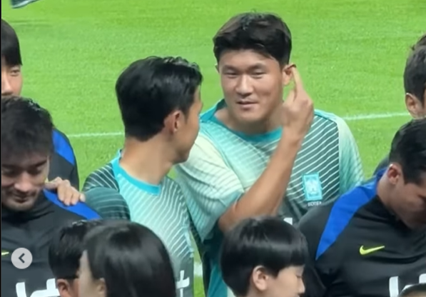 “손흥민, 진짜 미워할 수가 없다” 또 ‘인성 극찬’ 나왔다 머리에 ‘SONNY’ 스크래치한 아이에게 보인 행실 ‘집중 조명’