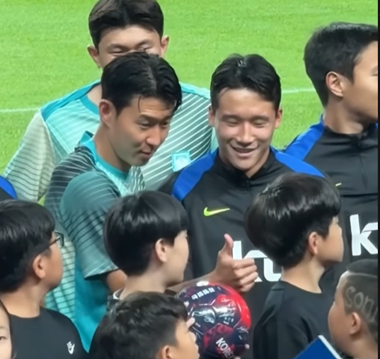 “손흥민, 진짜 미워할 수가 없다” 또 ‘인성 극찬’ 나왔다 머리에 ‘SONNY’ 스크래치한 아이에게 보인 행실 ‘집중 조명’