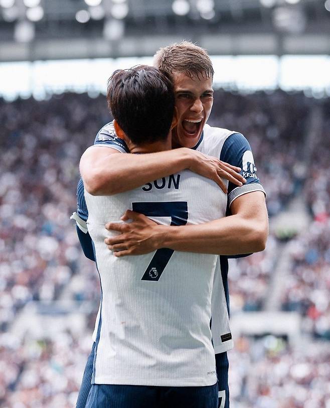 英 단독 떴다, 토트넘 파격 결단 ‘급여 2배 인상’ 특급대우 약속…“레전드이자 GOAT” 손흥민 무한찬양했던 판 더 펜 재계약 추진