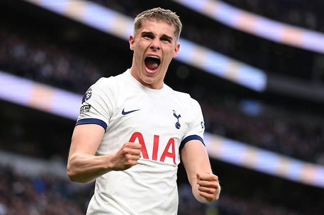 英 단독 떴다, 토트넘 파격 결단 ‘급여 2배 인상’ 특급대우 약속…“레전드이자 GOAT” 손흥민 무한찬양했던 판 더 펜 재계약 추진