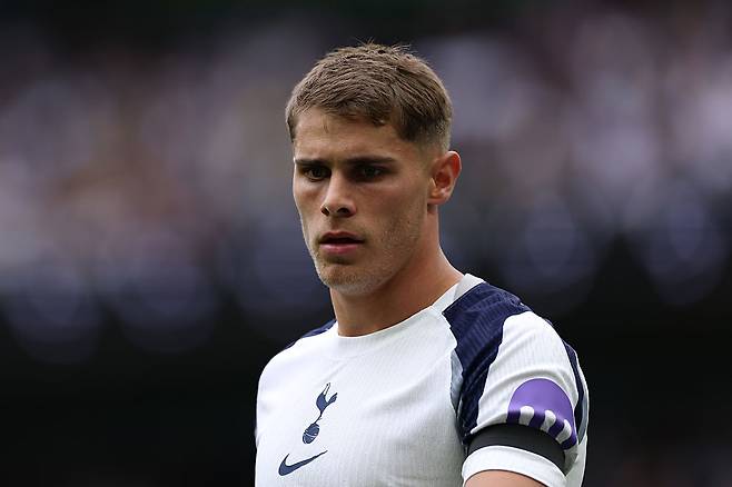 英 단독 떴다, 토트넘 파격 결단 ‘급여 2배 인상’ 특급대우 약속…“레전드이자 GOAT” 손흥민 무한찬양했던 판 더 펜 재계약 추진