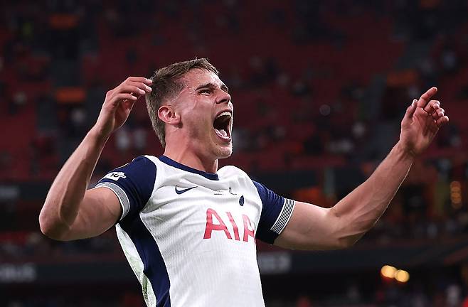 英 단독 떴다, 토트넘 파격 결단 ‘급여 2배 인상’ 특급대우 약속…“레전드이자 GOAT” 손흥민 무한찬양했던 판 더 펜 재계약 추진