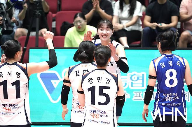 7표 중 5표나 던져졌다...올 시즌 정규 1위 예상팀은 'IBK기업은행' [V미디어데이]