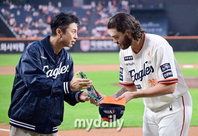 “폰세 1년 71억원에 구단옵션” 한화 슈퍼에이스가 2023 KBO MVP보다 못 받는다? KS 우승하면 ‘아름다운 이별’
