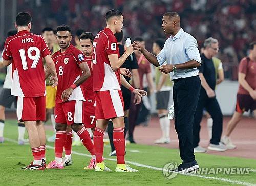 '충격' 신태용 무모한 경질, 40억 허공에 날렸다…'9개월 재택근무+줄행랑' 클라위버르트 위약금만 33억