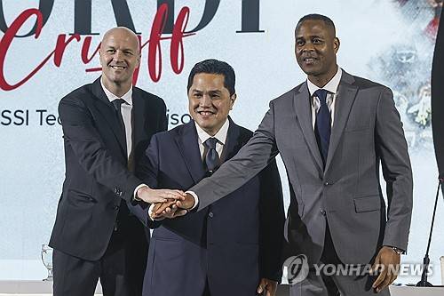 '충격' 신태용 무모한 경질, 40억 허공에 날렸다…'9개월 재택근무+줄행랑' 클라위버르트 위약금만 33억