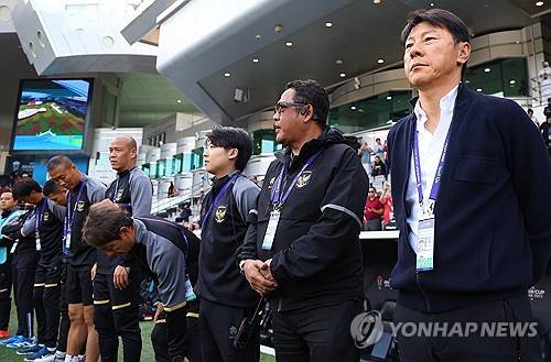 '충격' 신태용 무모한 경질, 40억 허공에 날렸다…'9개월 재택근무+줄행랑' 클라위버르트 위약금만 33억