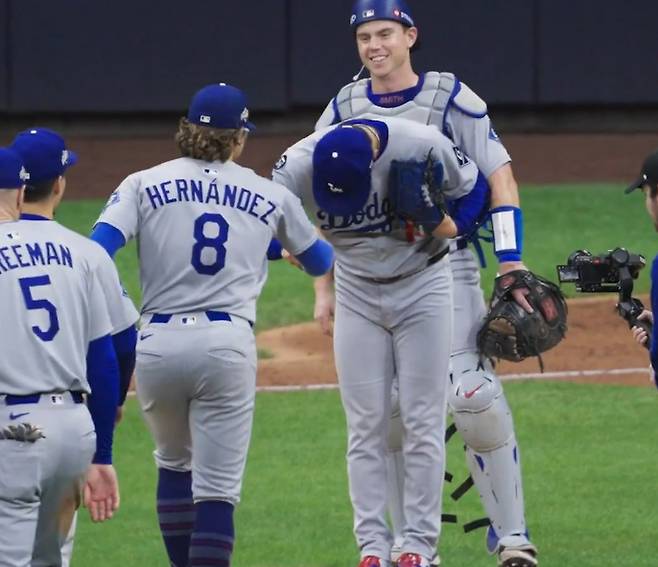 日 야마모토 완투 후 보여준 행동 '화제'→유독 단 1명만 다르게 대했다