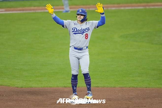 日 야마모토 완투 후 보여준 행동 '화제'→유독 단 1명만 다르게 대했다