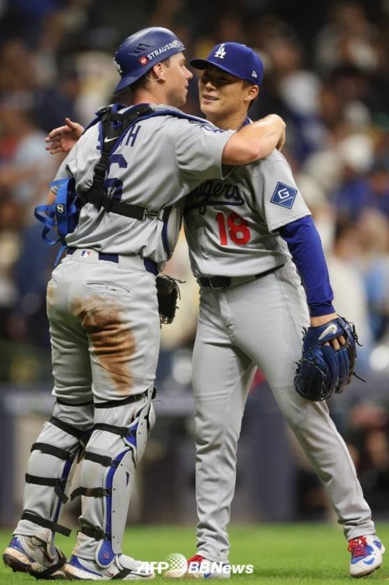 日 야마모토 완투 후 보여준 행동 '화제'→유독 단 1명만 다르게 대했다