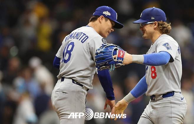 日 야마모토 완투 후 보여준 행동 '화제'→유독 단 1명만 다르게 대했다