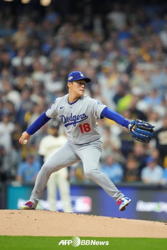 日 야마모토 완투 후 보여준 행동 '화제'→유독 단 1명만 다르게 대했다