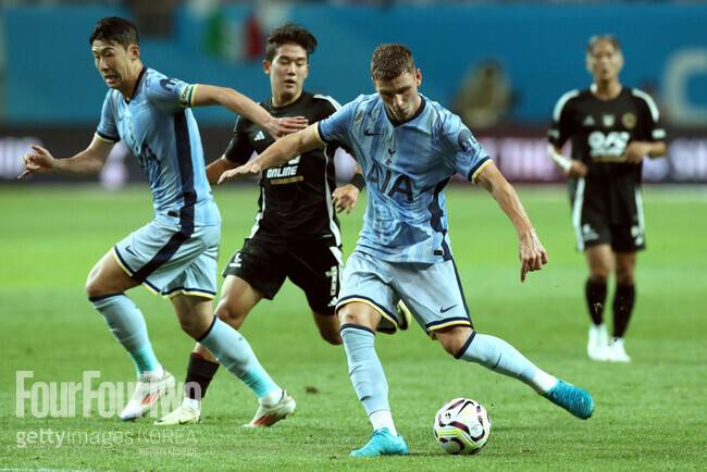 ‘스토크의 왕’ 배준호 부상 당했는데…“솔직히 이제 기대감 없다, 토트넘 임대생 활용해야”