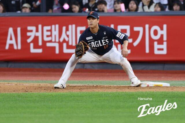 '이런 반전이' 72억 FA는 탈락했는데, '1군 30일' 3안타 내야수 극적 승선 실화냐…한화 가을야구 히든카드인가