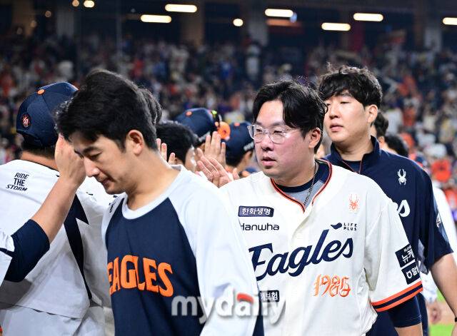 '이런 반전이' 72억 FA는 탈락했는데, '1군 30일' 3안타 내야수 극적 승선 실화냐…한화 가을야구 히든카드인가