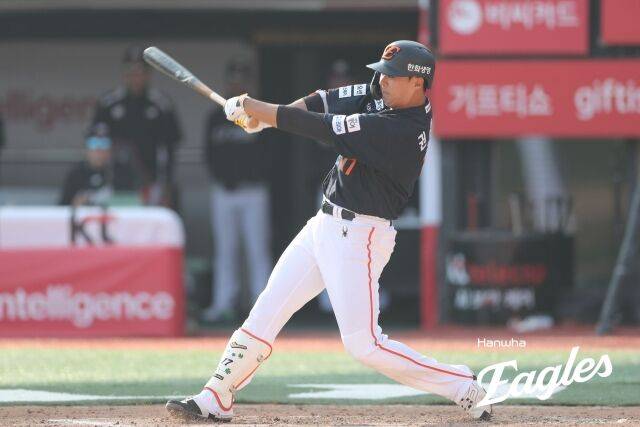 '이런 반전이' 72억 FA는 탈락했는데, '1군 30일' 3안타 내야수 극적 승선 실화냐…한화 가을야구 히든카드인가