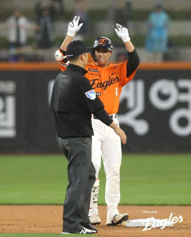 '이런 반전이' 72억 FA는 탈락했는데, '1군 30일' 3안타 내야수 극적 승선 실화냐…한화 가을야구 히든카드인가