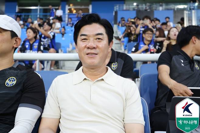 윤정환 감독, K리그 역사상 최초 대업 눈앞…1부 이어 ‘K리그2 올해의 감독’ 굳히기 나선다