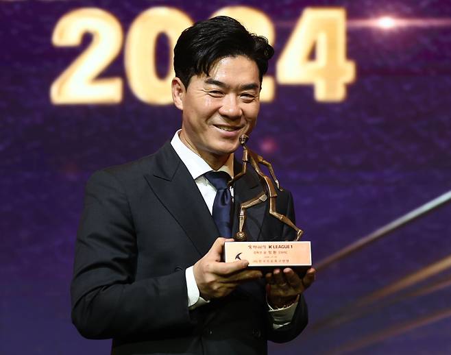 윤정환 감독, K리그 역사상 최초 대업 눈앞…1부 이어 ‘K리그2 올해의 감독’ 굳히기 나선다