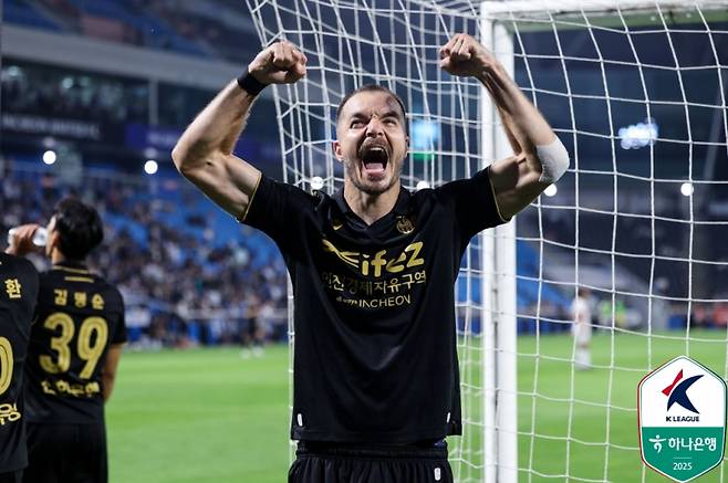 윤정환 감독, K리그 역사상 최초 대업 눈앞…1부 이어 ‘K리그2 올해의 감독’ 굳히기 나선다