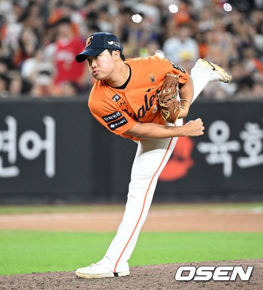 '9이닝당K 13.8개' 19세 신인이 역대 1위라니…한화 행운아 정우주는 7년 전 안우진이 될 수 있을까