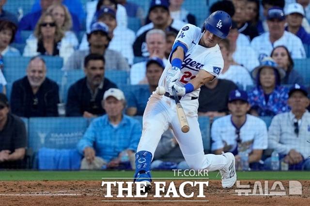 다저스, 월드시리즈 보인다…한국계 에드먼 결승타, 밀워키에 3연승 [NLCS 3차전]