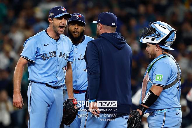 투수가 감독에게 샤우팅하다니…