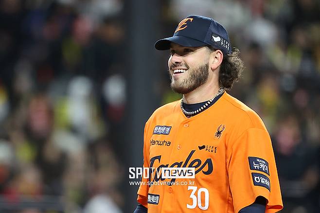 한화 유니폼 1년으로 끝? 폰세의 '라스트 댄스' 가을야구 활약으로 몸값까지 올릴까