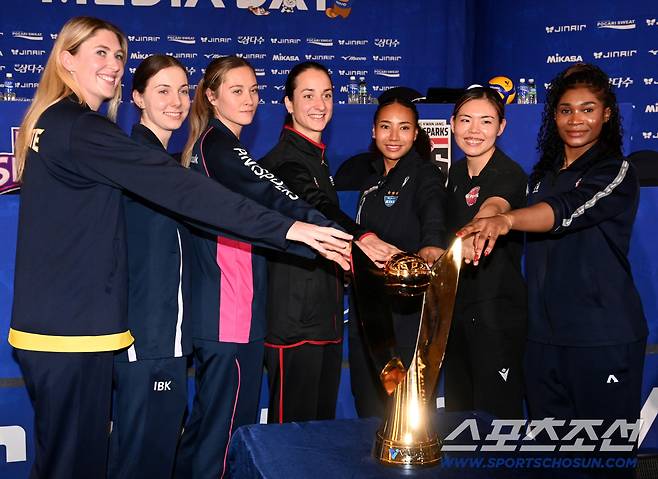 눈물의 방출→4년 만에 韓 복귀, 할머니 나라에서 성공 꿈꾼다…