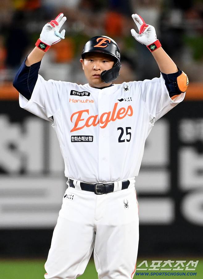 한화, 1차전 선발 라인업 공개...김경문 감독의 우익수 선택은 김태연 [PO1 현장]